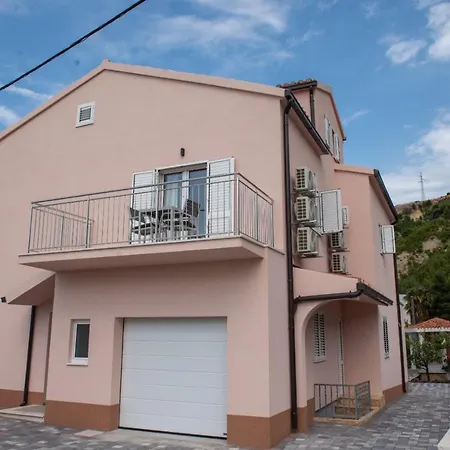 Charming Duce Omis